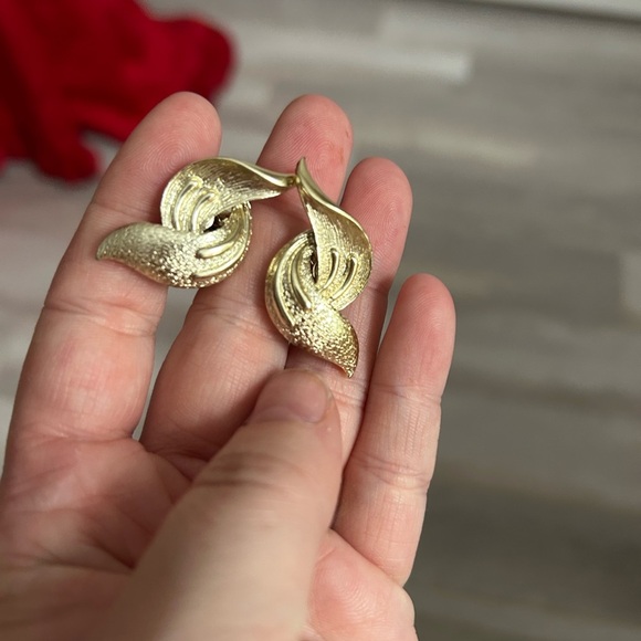 4/$50 Coro fan Elegant Gold Leaf clip on vintage Earrings 💚 - Picture 3 of 7